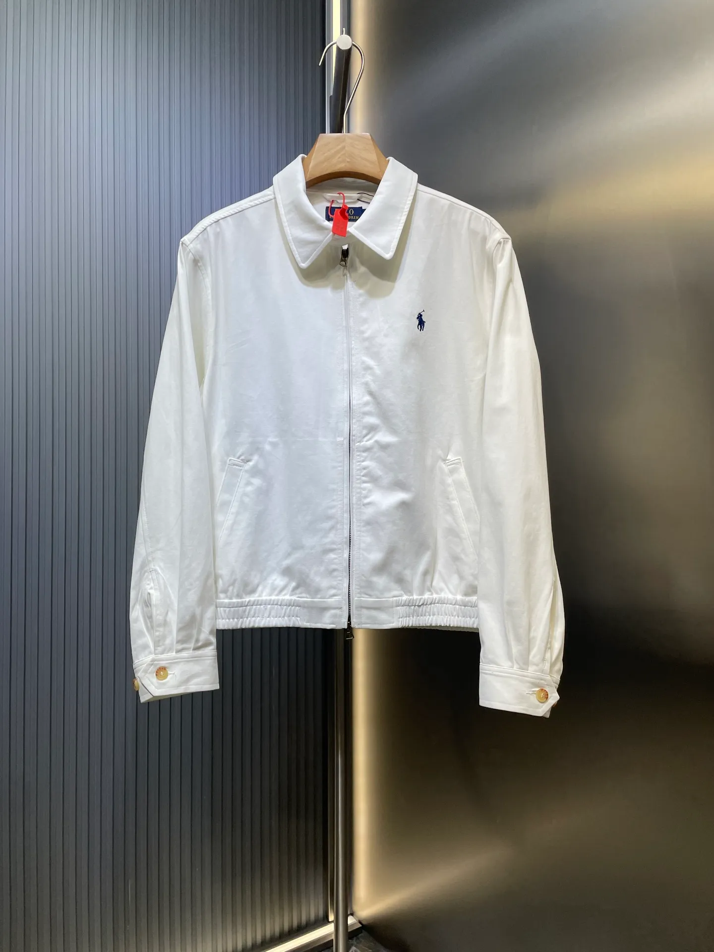 P490 Ralph Lauren 🌟Embroidered zipper jacket. Customized cloud velvet white twill cotton. Soft and silky. Comfortable and close to the skin. Dressed in pure white, exuding innate elegance. Exquisite indigo pony logo embellishments. Fully recognizable. Bringing an atmosphere of freedom and vitality. Pure and smart color symphony. Reconstructing classics with neat silhouettes and defining modern relaxation with versatile genes. Process 1: Using imported machine embroidery technology. Use advanced computer control systems and precision mechanical components to achieve iconic pony embroidery operations with high precision and smooth and delicate lines. Process 2: Template machine bag opening. The preset template guides the position, shape and size of the bag opening. The accuracy ensures the quality of the bag opening effect. Process 3: The hem is made in one go using a three-needle waist-drawing machine. The elastic band and fabric are sewn together in the same process using the machine's special needle position and feeding mechanism. The three-needle design is stronger and can evenly distribute pressure. Ensure that the elastic band and the fabric fit tightly. Process 4: The fabrics have been carefully washed and have a better hand feel. Not easy to deform, not easy to shrink, not easy to fade, and maintain long-term beauty. Accessories: Customized 1:1 Ralph Lauren engraved buckle Customized 1:1 Ralph Lauren bronze zipper Customized 1:1 Ralph Lauren trademark Version: Fitted version Size: S M L XL Style number: 25281-B55